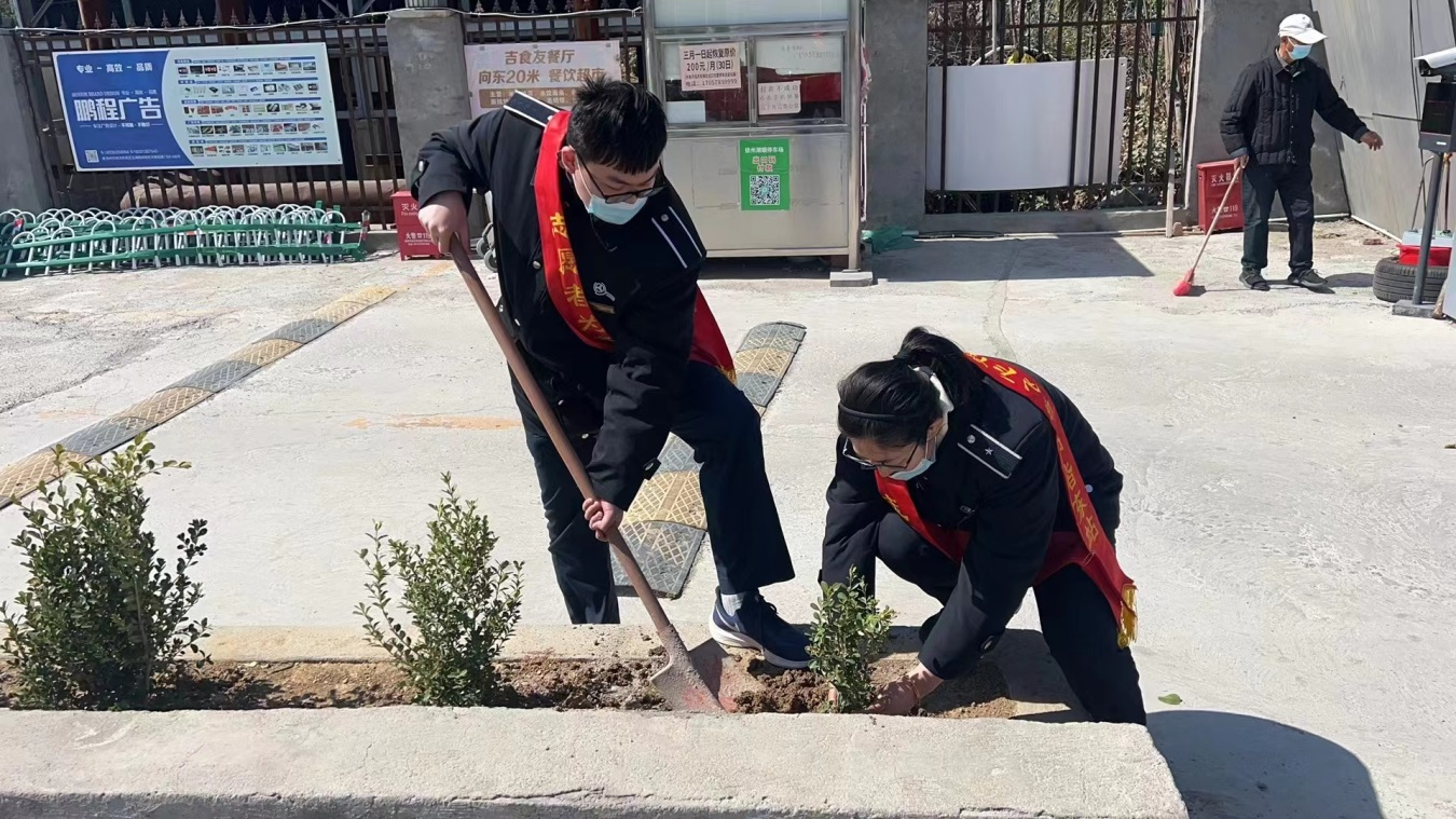 站務(wù)公司：義務(wù)植樹(shù)添新綠 提升綠化助創(chuàng)建