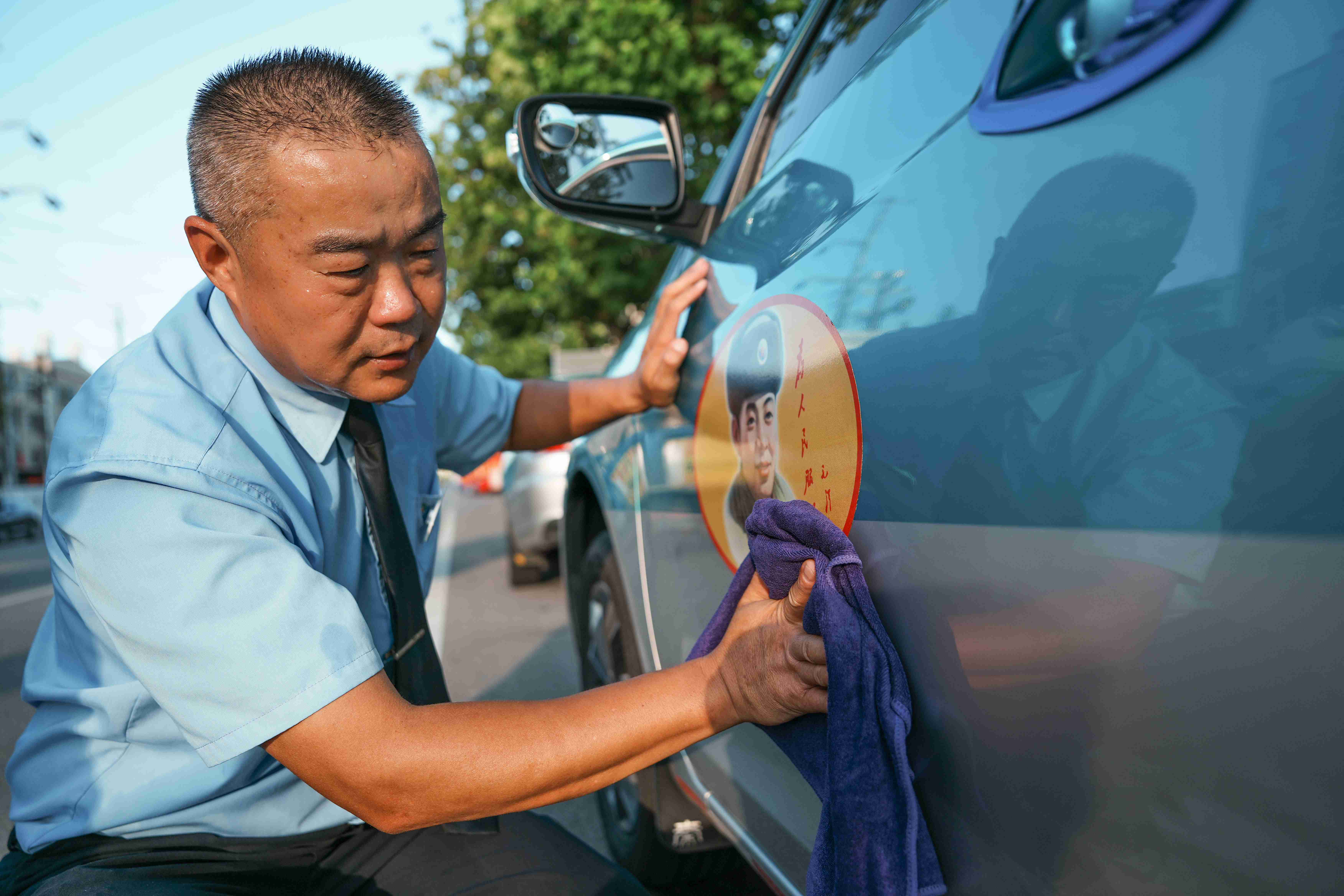 雷鋒車隊(duì)的哥：不懼“烤”驗(yàn)擦亮“流動(dòng)名片”